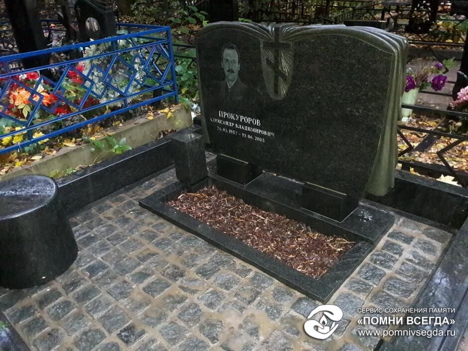 Ваза. Габбро-диабаз Рыбинск надпись для мамы на надгробие