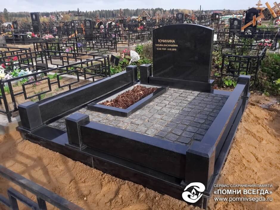 Мемориальный комплекс из двух видов гранитов Новомосковск Мемориальный комплекс из малинового кварцита и гранитов Белинский